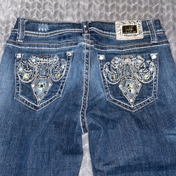 L.A. Idol Jean Capris.  Light Distress w Rhinestones.  Size 9. W 32/ L 18. - Picture 7 of 11